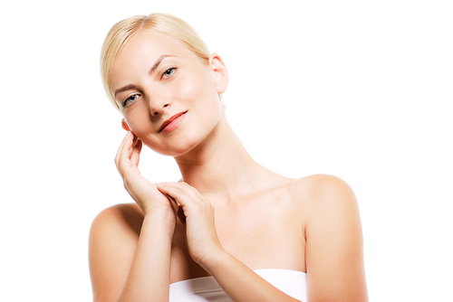 首をかしげて微笑むロシア人の女性、白バックで頬に手を添えた表情