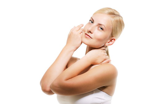 首に手をかけてこっちを見るロシア人の外国人女性