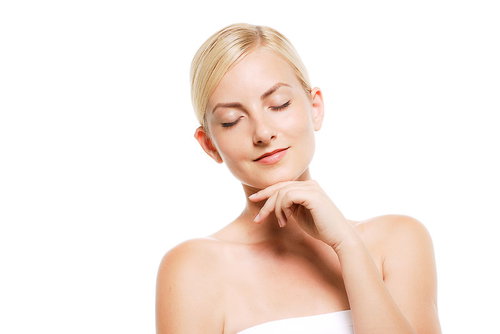 目を閉じ顎に手をあてて考え事するロシア人女性