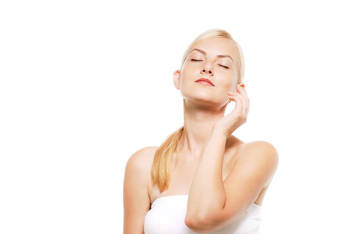 目を閉じて軽く顎をあげる仕草をするロシア人の女性