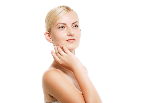 右手を顔に添えて遠くを見つめる金髪の外国人女性