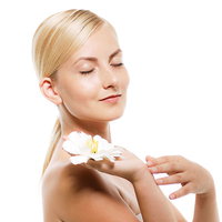 目を閉じて右手に白い花を乗せるロシア人の女性の写真