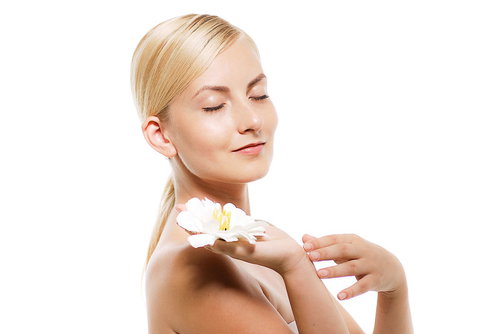目を閉じて右手に白い花を乗せるロシア人の女性