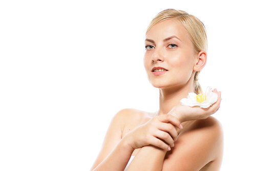 左手に乗せた花をこちらに見せる金髪の外国人女性