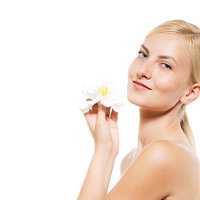 手に持つ花をこちらに向けて微笑むロシア人女性モデルの写真