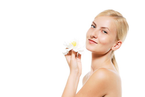 手に持つ花をこちらに向けて微笑むロシア人女性モデル