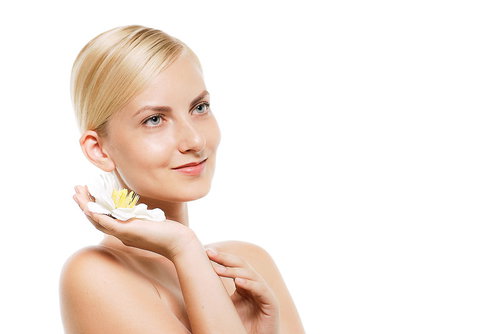 右手に乗せた白い花を頬に寄せるモデルの外国人女性