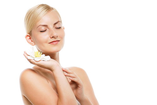 白い花を持って目を閉じるロシア人の金髪女性