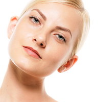 首を傾げるポーズの金髪外国人女性モデル、ロシア人美容の写真