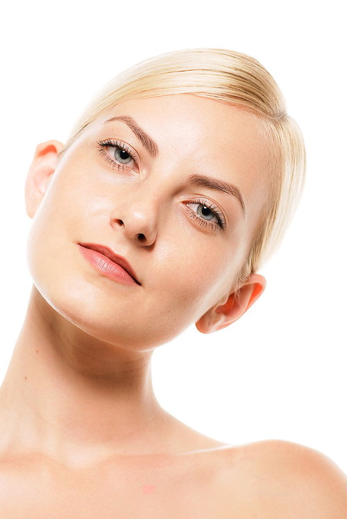 首を傾げるポーズの金髪外国人女性モデル、ロシア人美容