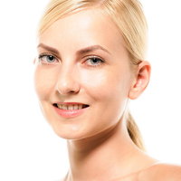 白背景でにっこり微笑むロシア人女性モデルの写真