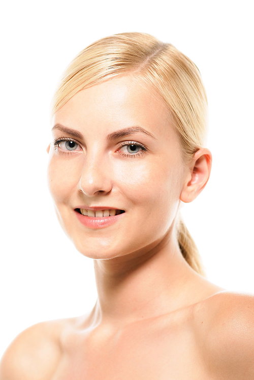 白背景でにっこり微笑むロシア人女性モデル