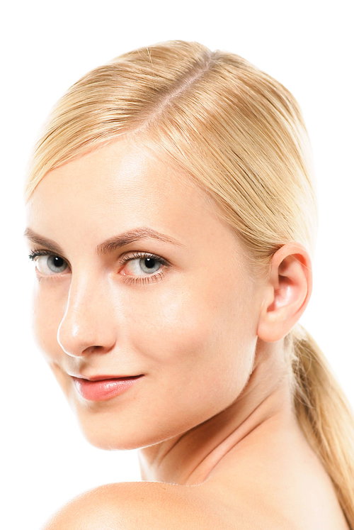 振り向く金髪のロシア人女性の顔アップ