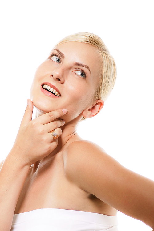 顎を掴んで小顔ポーズを決めるロシア人女性モデル