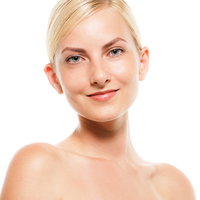 微笑むロシア人モデルの金髪バストアップの写真