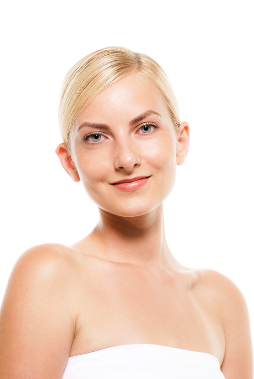 微笑むロシア人モデルの金髪バストアップ