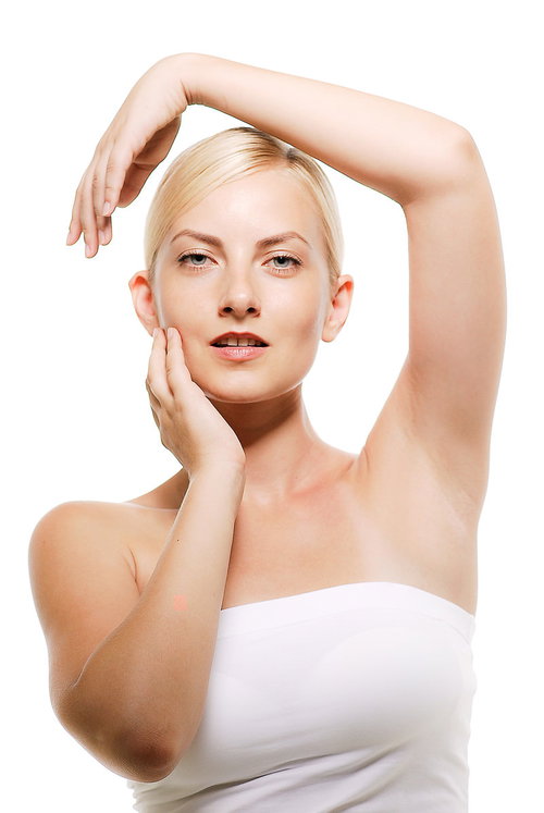 両手を顔のラインに沿わせるモデルの外国人女性