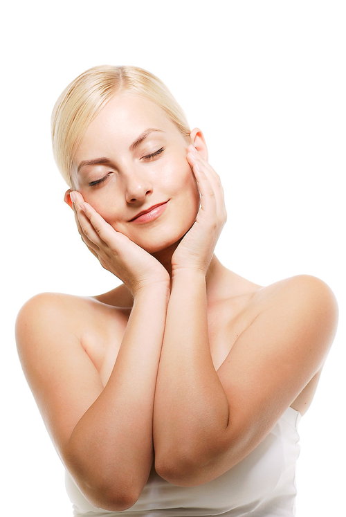 両手で顔を挟み目を閉じるロシア人の金髪女性モデル