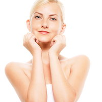 両肘を立てて顎乗せポーズのロシア人女性モデルの写真