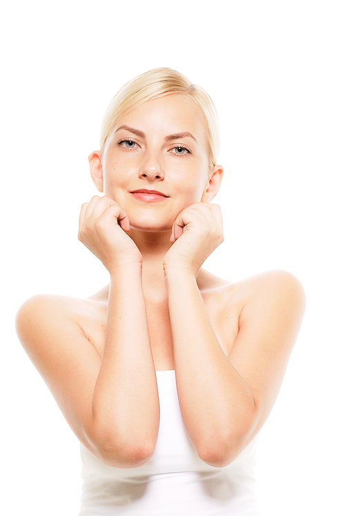 両肘を立てて顎乗せポーズのロシア人女性モデル