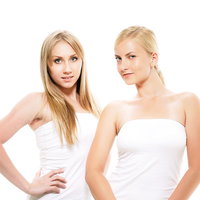 ドヤ顔で決めポーズするロシア人モデルの女性二人組みの写真