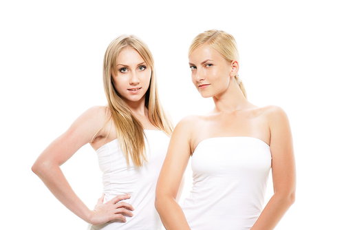 ドヤ顔で決めポーズするロシア人モデルの女性二人組み