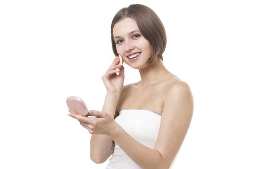 コンパクトミラーで肌を確認しメイク直しする女性の顔