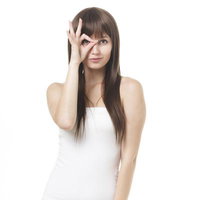 カメラに向かい丸見えポーズを取る女性モデルの写真