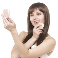 メイク・コスメ商品の紹介をする女性モデルの写真