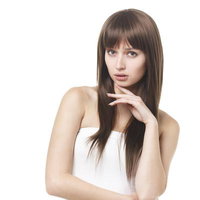 あごに手を添えるロングヘアのロシア人女性の写真