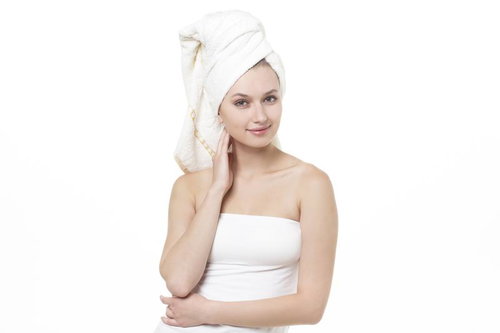 タオルを頭に巻いた風呂上がりの女性
