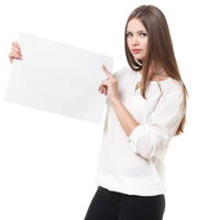 白いパネルを持って指差しポーズをする女性の写真