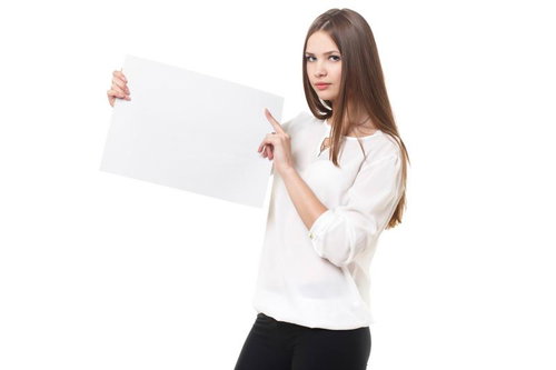 白いパネルを持って指差しポーズをする女性