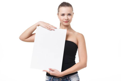 黒いベアトップを着て白いパネルを持つ女性