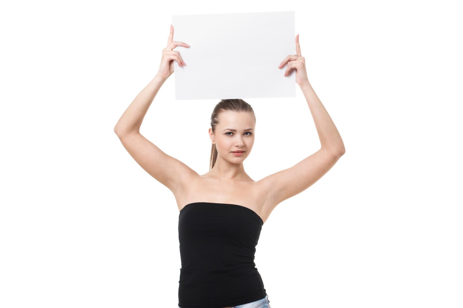 黒いベアトップを着た女性が白いパネルを持ち両手で上に向けるポーズ［モデル：モデルファクトリー］