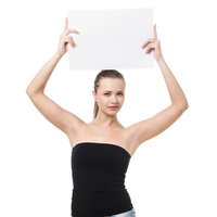 白いパネルを持って上に向ける女性モデルの写真