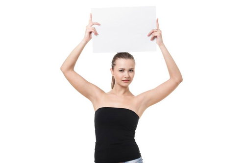 白いパネルを持って上に向ける女性モデル