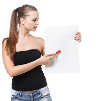 黒いベアトップ姿で白いパネルに文字を書く女性の写真