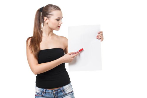 黒いベアトップ姿で白いパネルに文字を書く女性