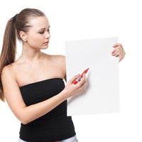 赤いペンで白いパネルに書く女性モデルの写真