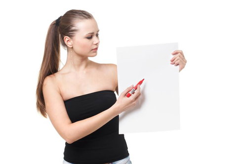 赤いペンで白いパネルに書く女性モデル