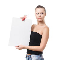 黒いベアトップにデニムを合わせて白い紙を持つ女性の写真