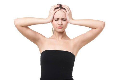 頭を抱えて悩む女性