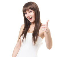 親指を立てたグッジョブポーズで笑顔を見せるロングヘアの女性モデルの写真