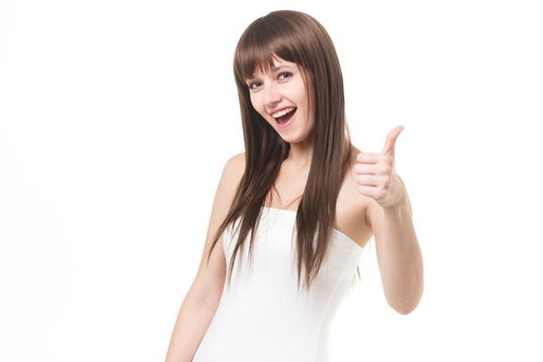 親指を立てたグッジョブポーズで笑顔を見せるロングヘアの女性モデル