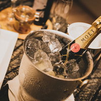 テーブルで乾杯するシャンパングラスの写真