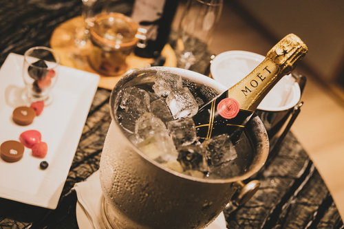 テーブルで乾杯するシャンパングラス