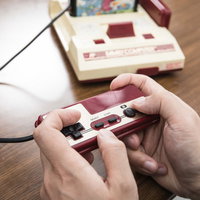 モンハン持ちの癖が抜けないファミコンプレイヤーの手の写真