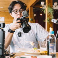 食事の様子もしっかり記録に残すYouTuber兼カメラマンの写真