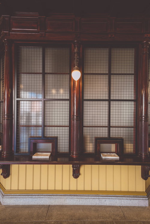 門司港駅舎の木製切符売り場